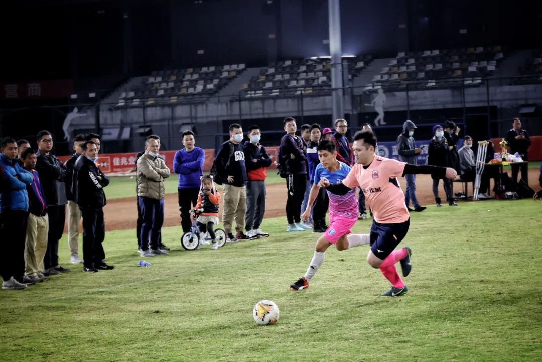 冠军球队争霸！明星赛事开启，粉丝狂热支持(ultimate football club 冠军球会)