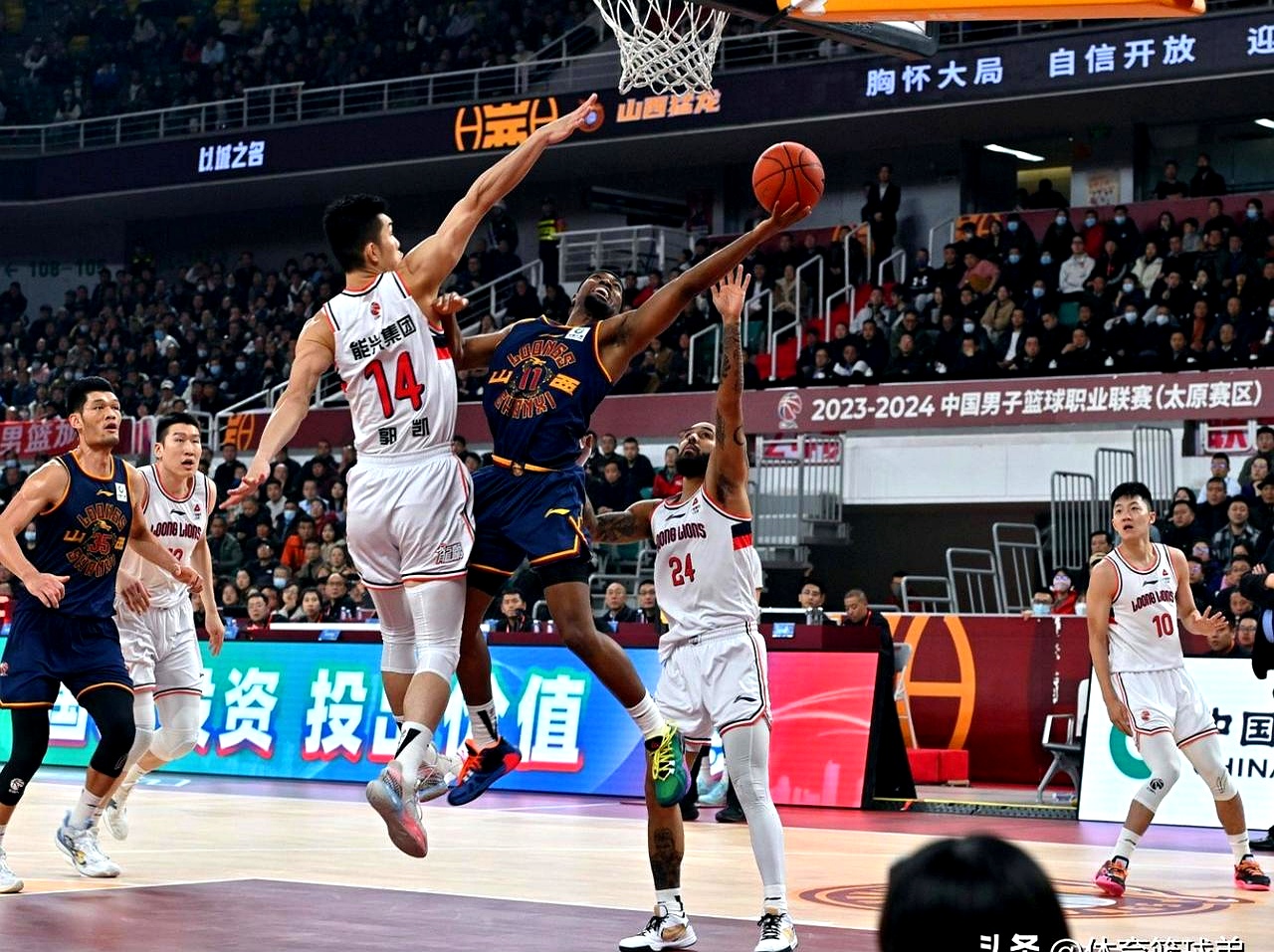 郭艾伦状态回勇，领导上海队击败深圳