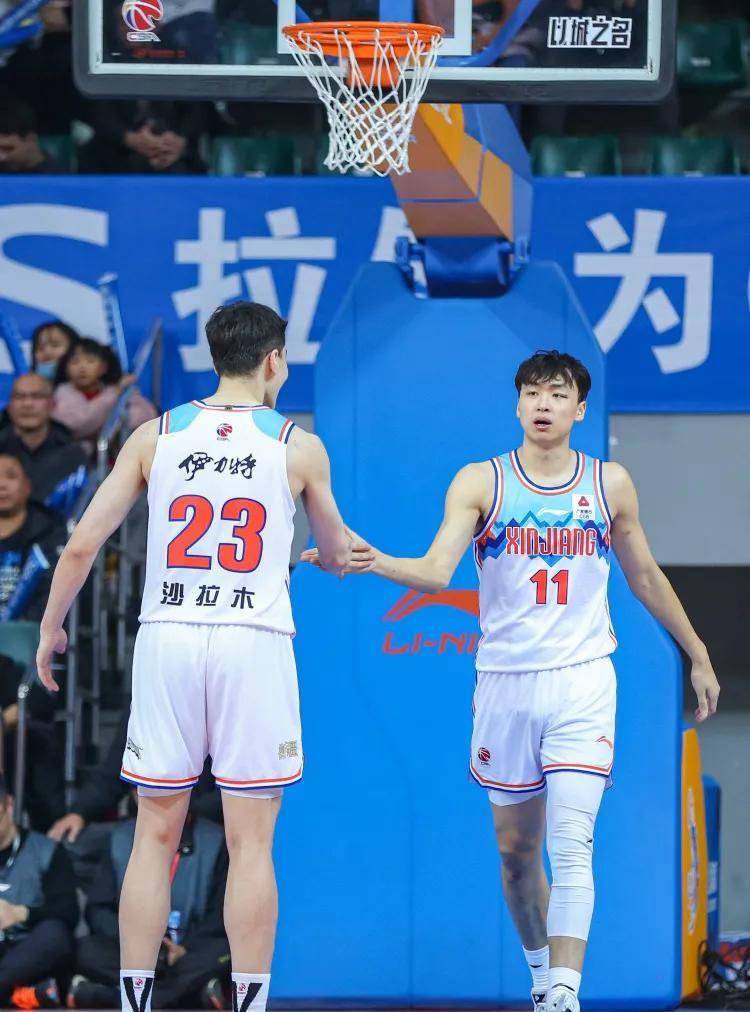 新疆男篮主场战胜四川队，发挥稳健