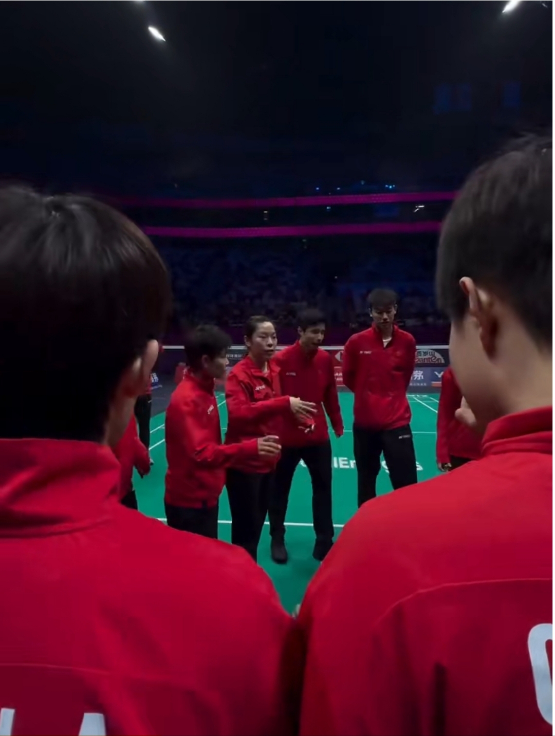 爱游戏体育下载-包含势均力敌！双方在场上激烈对抗的词条