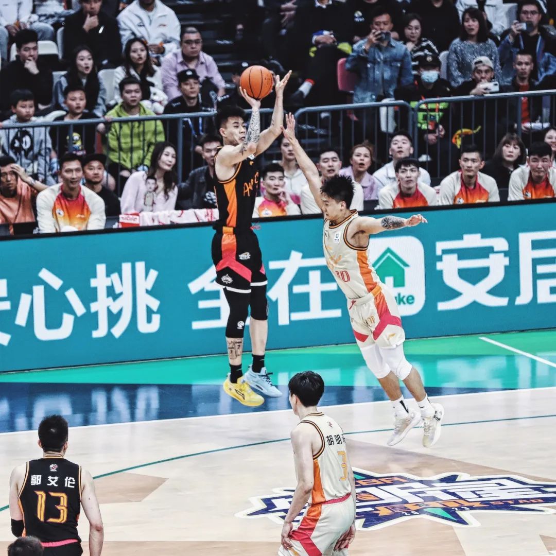 CBA明星对抗赛精彩上演,球员技术各显神通 CBA明星对抗赛精彩上演,球员技术各显神通