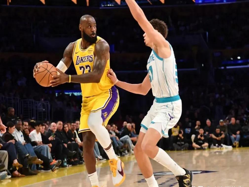 爱游戏体育直播-旧黄蜂队遭受失败，东部前十希望薄弱