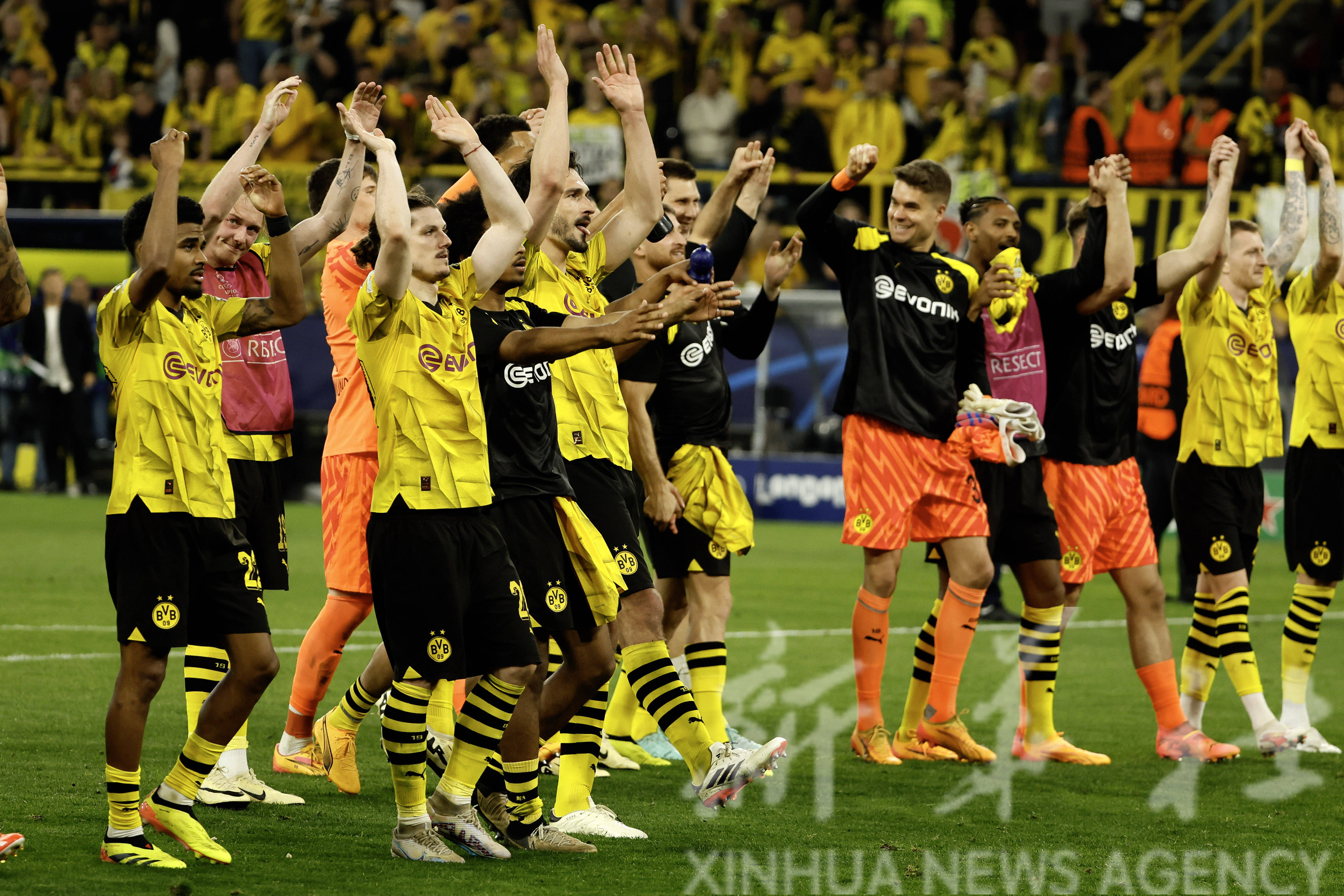 包含多特蒙德主场大胜，备战欧冠赛季的词条